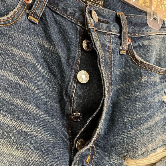 Abercrombie & Fitch dark wash light distressed/whiskered high rise festival shor - Picture 5 of 7